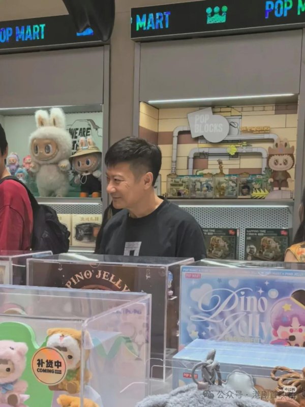 顺策略 钱嘉乐伙好兄弟北上被捕获，专程到Labubu潮玩店大扫货！