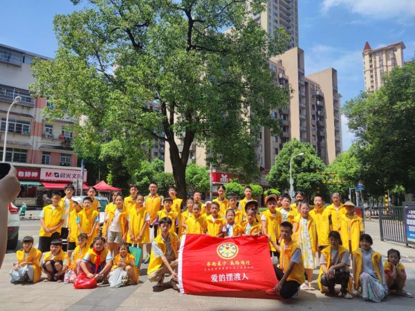 达麟操盘 文明实践我行动“厚德星沙益路同行”炎炎夏日送清凉 小义工用行动致敬高温守护者