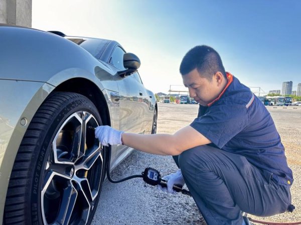 洪萨速配 盛夏“烤”验！青岛这四处公交场站免费测胎压为您的爱车“消暑”